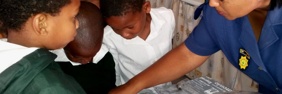 Konst Ali is hier besig om die leerders oor die gevare van dwelms in te lig